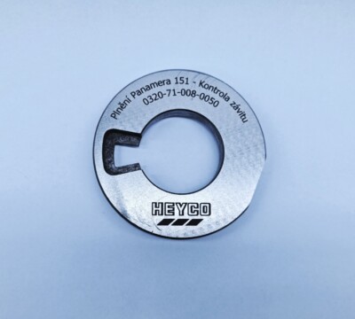 Gravírování loga HEYCO a popisu na ocelový kruhový kalibr – trvanlivé značení kovů