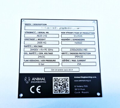 Černý eloxovaný hliníkový výrobní štítek s QR kódem a technickými daty